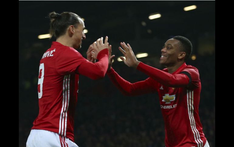 Ibrahimovic (I) y Martial (D) celebran durante el partido celebrado esta noche en Old Trafford. AP / D. Thompson