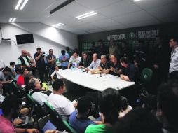 El vicepresidente jurídico del Chapecoense, Luiz Antonio Palaoro (segundo a la derecha) en rueda de prensa. EFE /