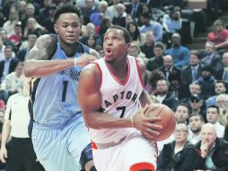 Kyle Lowry. El base de los Raptors (#7) conduce el balón ante la marca de Jarell Martin, de los Grizzlies. AP / M. Blinch