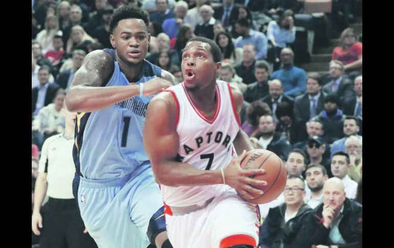 Kyle Lowry. El base de los Raptors (#7) conduce el balón ante la marca de Jarell Martin, de los Grizzlies. AP / M. Blinch