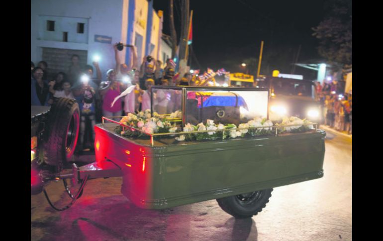 El pequeño baúl con las cenizas de Fidel Castro está recorriendo el país; se espera que lleguen el domingo a Santiago. AP /