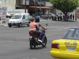 La mayoría de los motociclistas circulan sin precaución, por lo que el riesgo de accidentes es muy alto y no lo quieren costear. EL INFORMADOR / ARCHIVO