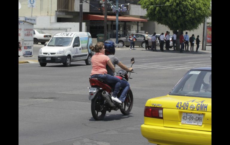 La mayoría de los motociclistas circulan sin precaución, por lo que el riesgo de accidentes es muy alto y no lo quieren costear. EL INFORMADOR / ARCHIVO