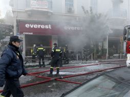 Bomberos y miembros de los servicios de emergencias acuden a apagar el incendio que se generó. EFE / P. Saitas