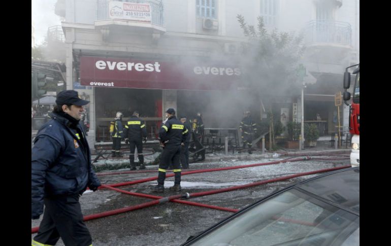 Bomberos y miembros de los servicios de emergencias acuden a apagar el incendio que se generó. EFE / P. Saitas