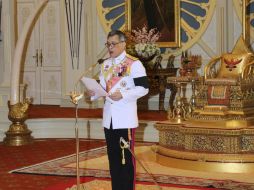 El nuevo rey no será coronado de inmediato. La ceremonia sólo puede celebrarse tras la cremación de su padre Bhumibol. AP /