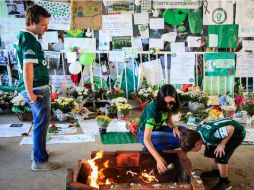 Un grupo de aficionados realiza una vigilia previa al funeral del sábado. EFE / F. Bizerra