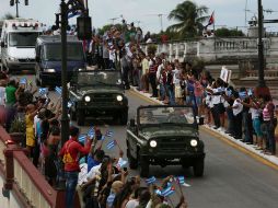 Miles de adultos y jóvenes se formaron a los lados de las calles y avenidas de Sancti Spíritus para saludar el cortejo. EFE / C. de Ávila