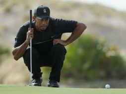 Después de 16 meses sin competir en un campo de golf, Tiger Woods reapareción en Bahamas. AFP / C. Petersen