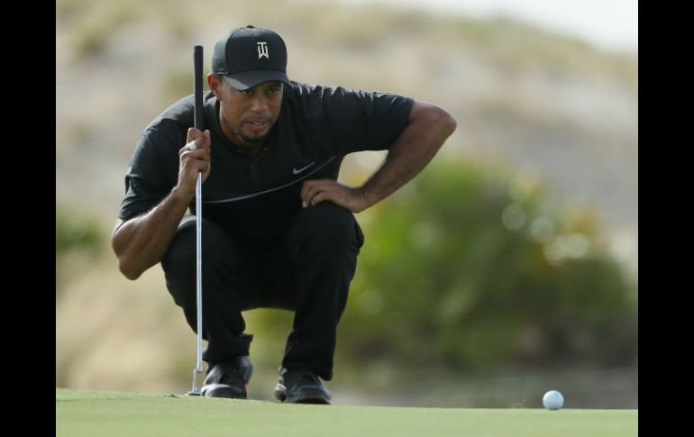 Después de 16 meses sin competir en un campo de golf, Tiger Woods reapareción en Bahamas. AFP / C. Petersen