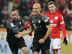 Ribery (I) y Robben (D) celebran el tanto del 2-1 a favor del Bayern. AFP / D. Ronald