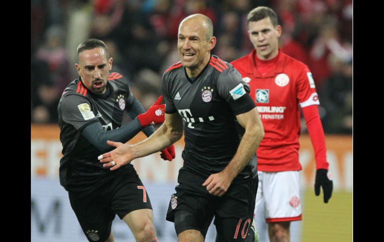 Ribery (I) y Robben (D) celebran el tanto del 2-1 a favor del Bayern. AFP / D. Ronald