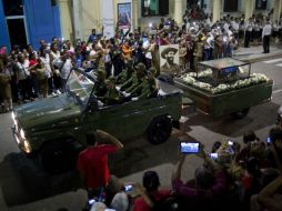 Miles de personas se agolparon en las calles para dar el último adiós a Fidel, cuya llegada se demoró más de tres horas. AP / R. Abd