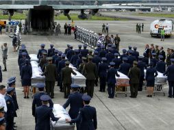 Los fallecidos en el accidente del avión que transportaba al Chapecoense reciben honores militares en la base militar de Rionegro. EFE / M. Dueñas