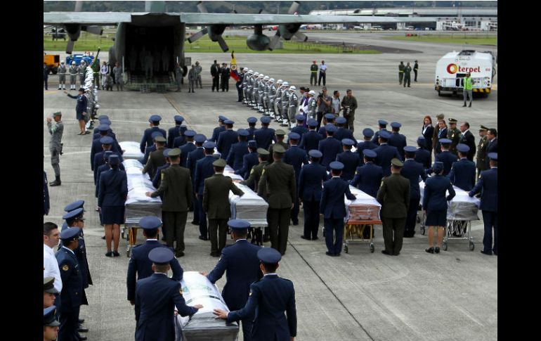 Los fallecidos en el accidente del avión que transportaba al Chapecoense reciben honores militares en la base militar de Rionegro. EFE / M. Dueñas