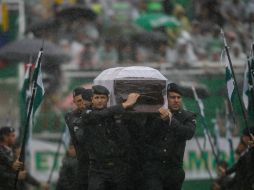 Ante los 50 féretros, sonaron el himno nacional y del Chapecoense y fueron aplaudidos los nombres de cada uno de los fallecidos. EFE / F. Bizerra