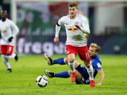 Timo Werner, del Leipzig, deja atrás a un oponente durante el partido. EFE / J. Woitas