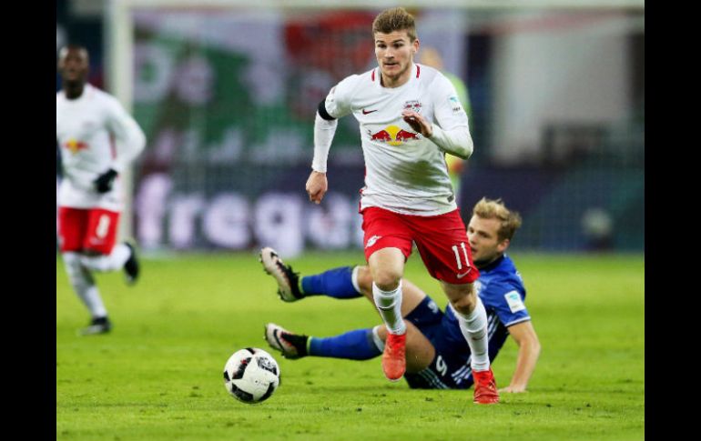 Timo Werner, del Leipzig, deja atrás a un oponente durante el partido. EFE / J. Woitas