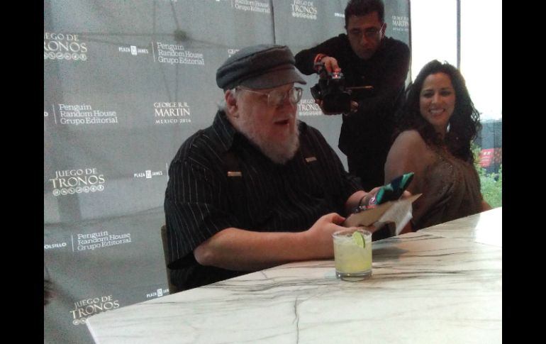 Los asistentes pasaron en grupos de siete personas a la mesa de George R. R. Martin. EL INFORMADOR / M. Villanueva