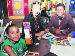 Sophie con sus papás tras recibir la prótesis impresa en 3D que le permitieron personalizar con sus colores y personajes favoritos. EL INFORMADOR / A. Camacho