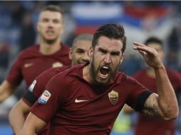 Kevin Strootman, de Roma, celebra su gol, el primero del partido. AP / G. Borgia