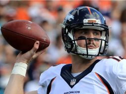 Paxton Lynch, de los Broncos, prepara un pase durante el partido. AFP / S. Greenwood