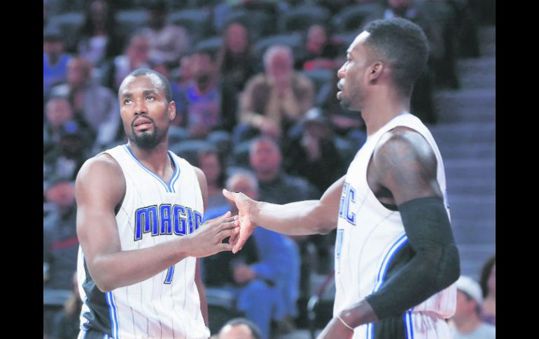 Bujía. Serge Ibaka (izq.) fue el líder de Orlando anoche. AP / P. Sancya