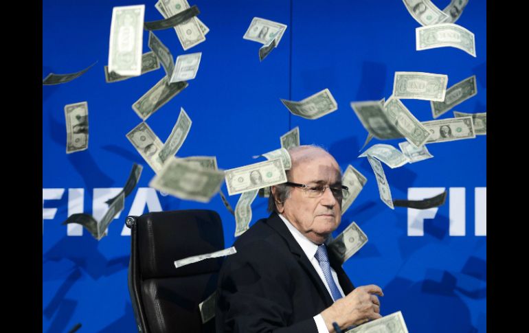 Blatter es suspendido seis años por aprobar un pago de dos millones de dólares a Michel Platini en 2011. AFP / ARCHIVO