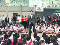 Comparte experiencias. Gustavo Ayón impartió una clínica a niños ayer, en el marco de la Liga IMSS-Conade. EFE / M. Guzmán