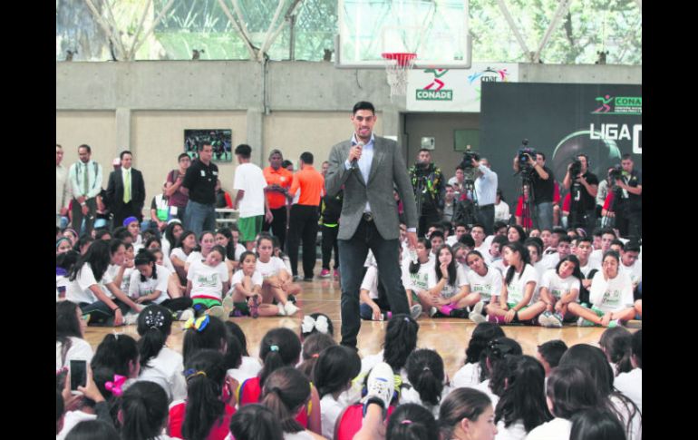 Comparte experiencias. Gustavo Ayón impartió una clínica a niños ayer, en el marco de la Liga IMSS-Conade. EFE / M. Guzmán