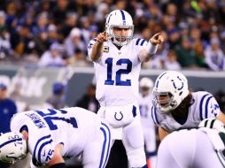 El mariscal de campo visitante Andrew Luck destrozó a la secundaria de Jets. AFP / A. Bello