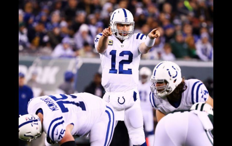 El mariscal de campo visitante Andrew Luck destrozó a la secundaria de Jets. AFP / A. Bello