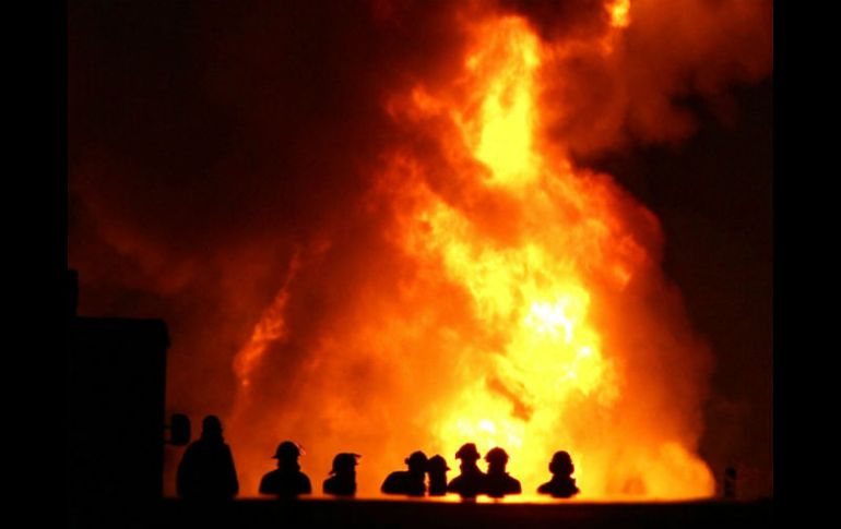 Tras la explosión se elevaron grandes llamas en la zona durante varias horas. EFE / ARCHIVO