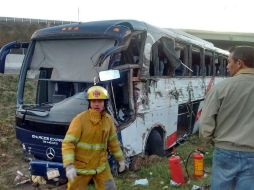 El camión, que pretendía llegar a Guadalajara aproximadamente a las 6:00 de la mañana se volcó en el tramo de Zapotlanejo. ESPECIAL /