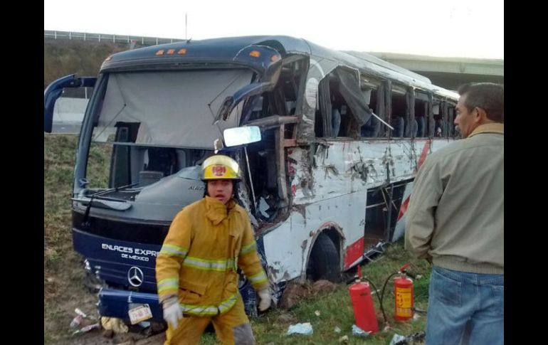 El camión, que pretendía llegar a Guadalajara aproximadamente a las 6:00 de la mañana se volcó en el tramo de Zapotlanejo. ESPECIAL /