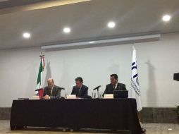 Eduardo Backhoff, Aurelio Nuño y Roberto Martínez, durante la presentación de los resultados del PISA 2015. TWITTER / @INEEmx