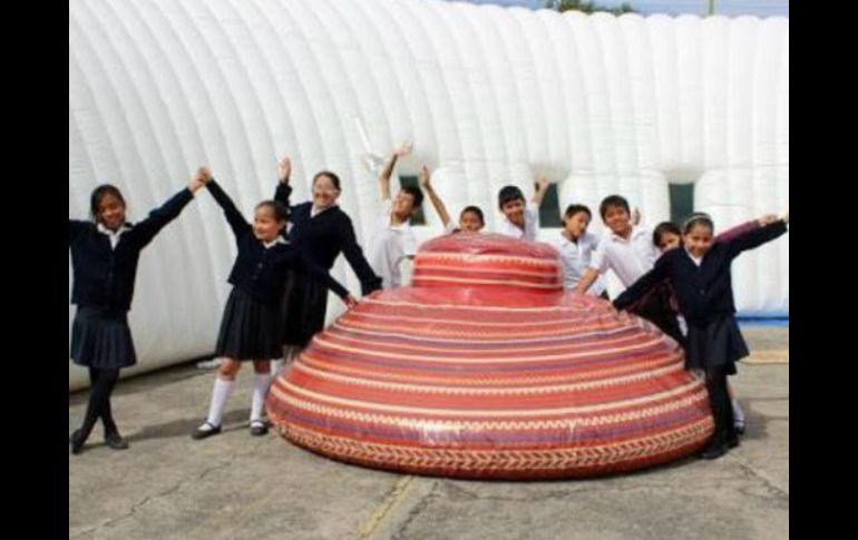 'Guachis va a tu escuela' es la replica de la zona arqueológica de los Guachimontones en Teuchitlán Jalisco. TWITTER / @myriamvachezp