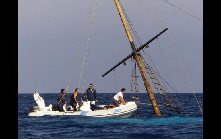 Buques de nacionalidades austríaca y australiana acudieron ante la alerta de auxilio y rescataron a dos personas. AP / ARCHIVO