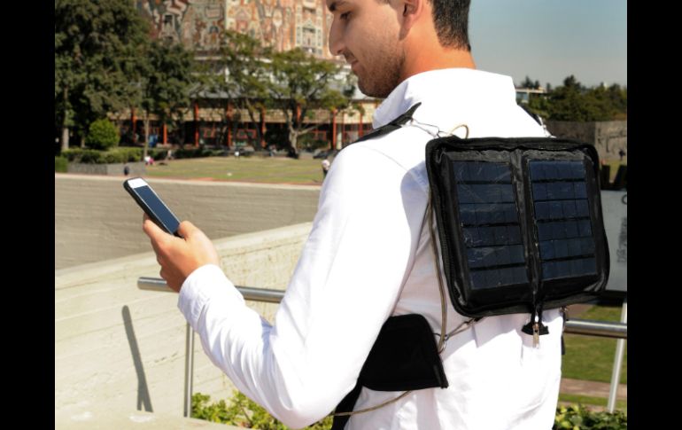 El cargador cuenta con una o dos celdas solares y con dos horas de exposición al sol, tiene energía de tres hasta ocho horas. ESPECIAL / unam.mx