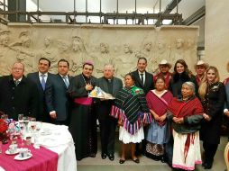 Junto al gobernador queretano, Domínguez, se encuentra el trío 'Amanecer Huasteco', artesanos mexicanos y el cardenal Bertello. TWITTER / @PanchDominguez