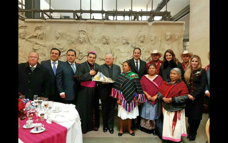 Junto al gobernador queretano, Domínguez, se encuentra el trío 'Amanecer Huasteco', artesanos mexicanos y el cardenal Bertello. TWITTER / @PanchDominguez