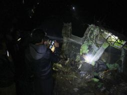 Testigos indicaron que el avión ardía en llamas antes de que se estrellara en una zona montañosa de Havelian. EFE / S. Dogar