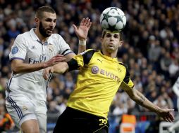 Karim Benzema (I) del Madrid, y Pulisic (D), del Dortmund, disputan un balón. EFE / J. Martin