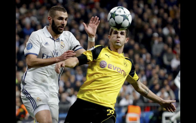 Karim Benzema (I) del Madrid, y Pulisic (D), del Dortmund, disputan un balón. EFE / J. Martin