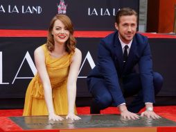 La química que muestran Emma Stone y Ryan Gosling quedó inmortalizada con sus huellas en el cemento del Teatro Chino de Hollywood. EFE / M. Nelson