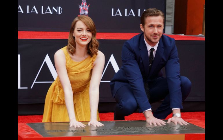 La química que muestran Emma Stone y Ryan Gosling quedó inmortalizada con sus huellas en el cemento del Teatro Chino de Hollywood. EFE / M. Nelson