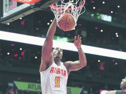 La figura. Dwight Howard  (#8) aportó 23 puntos para guiar a los Hawks al triunfo sobre el Heat de Miami. AP / J. Bazemore