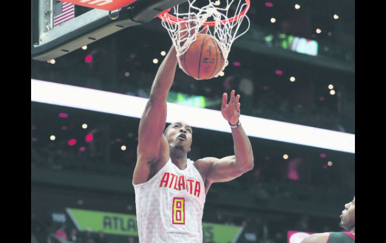 La figura. Dwight Howard  (#8) aportó 23 puntos para guiar a los Hawks al triunfo sobre el Heat de Miami. AP / J. Bazemore