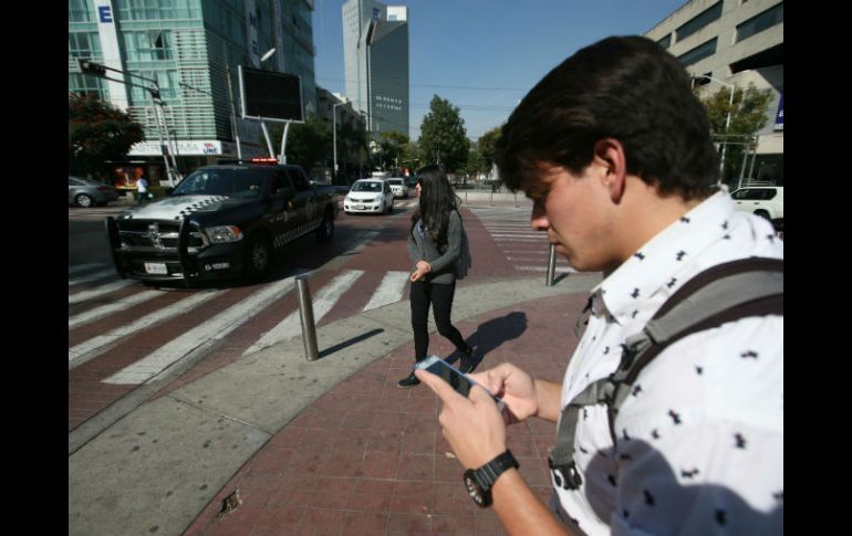 Ciudadanos han optado por habilitar grupos de WhatsApp para, con apoyo de la Policía, coordinarse contra la delincuencia. EL INFORMADOR / R. Tamayo