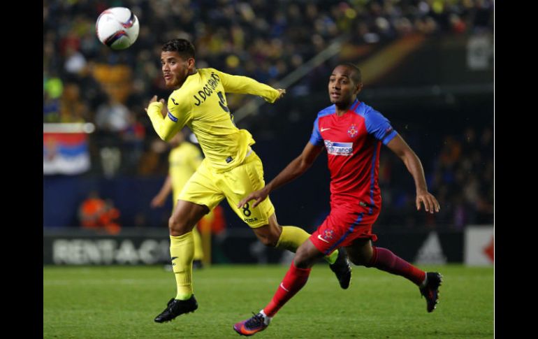 Dos Santos (I) disputa un balón con William de Amorim (D), de Steaua Bucarest. AFP / J. Jordan